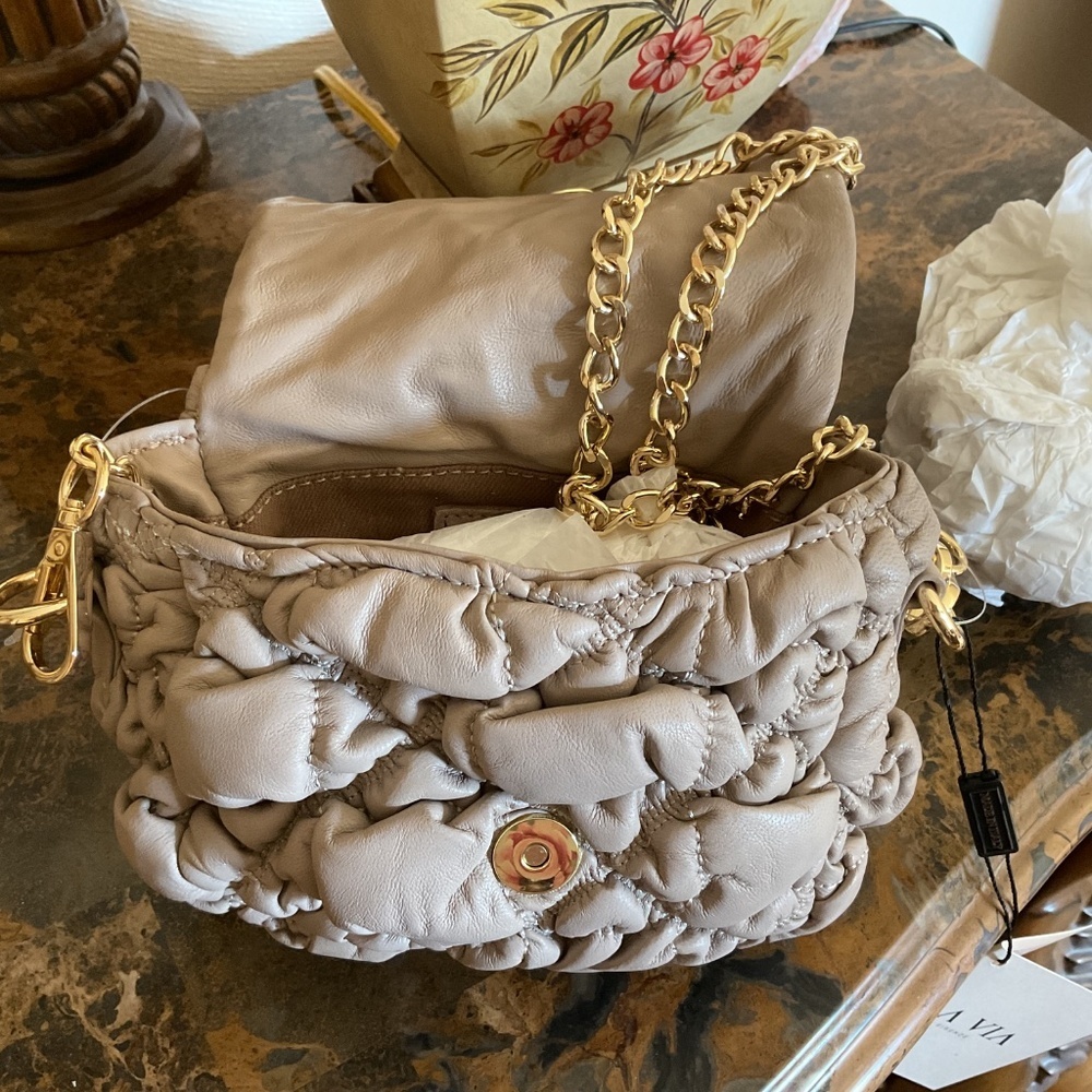 NWT LA VIA Made In Italy Leather Puffed Crossbody With Chain Detail - Picture 8 of 14